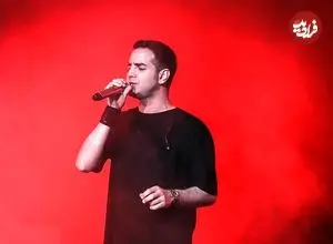 ببینید | عطسه محسن یگانه وسط اجرای آهنگ در کنسرت!