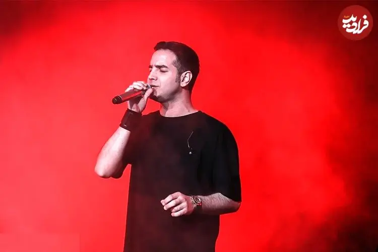 ببینید | عطسه محسن یگانه وسط اجرای آهنگ در کنسرت!