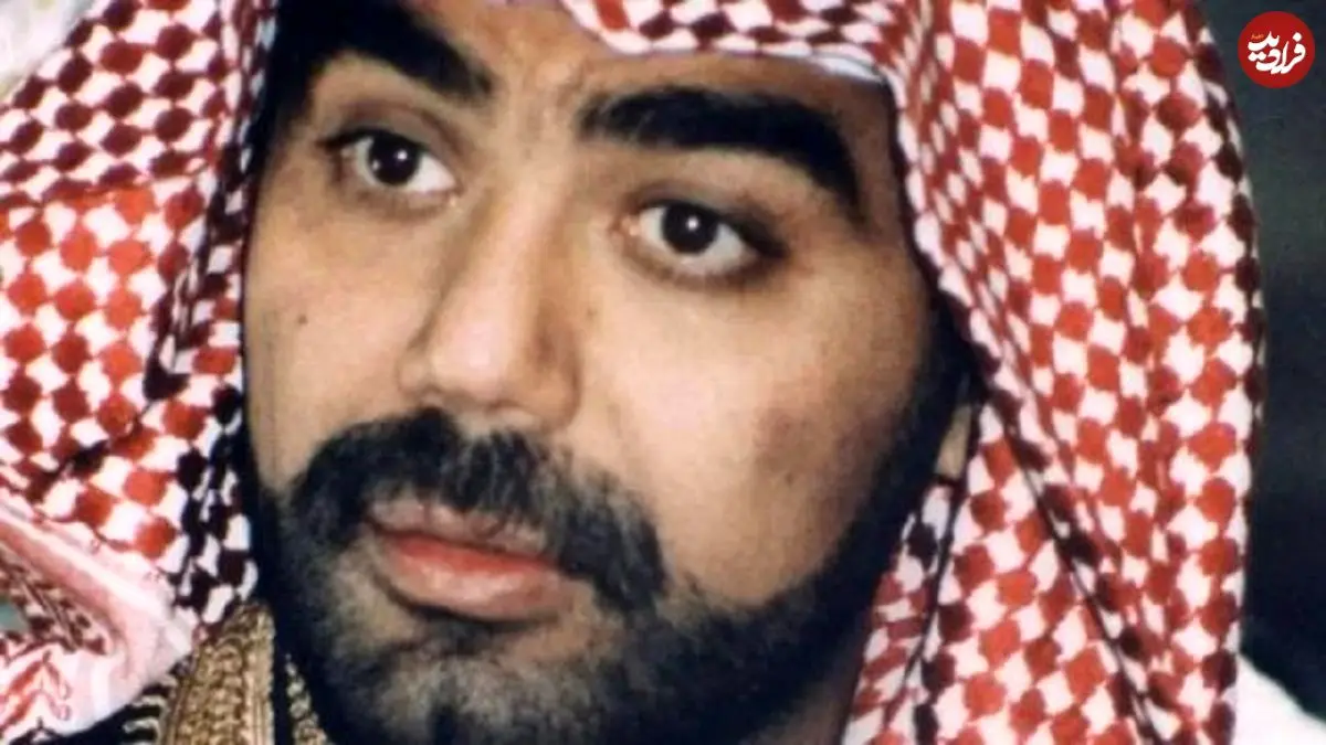 عکس| سفر در زمان؛ «عدی پسر بی رحم صدام» در لباس فارغ التحصیلی در بغداد؛ سال 1381