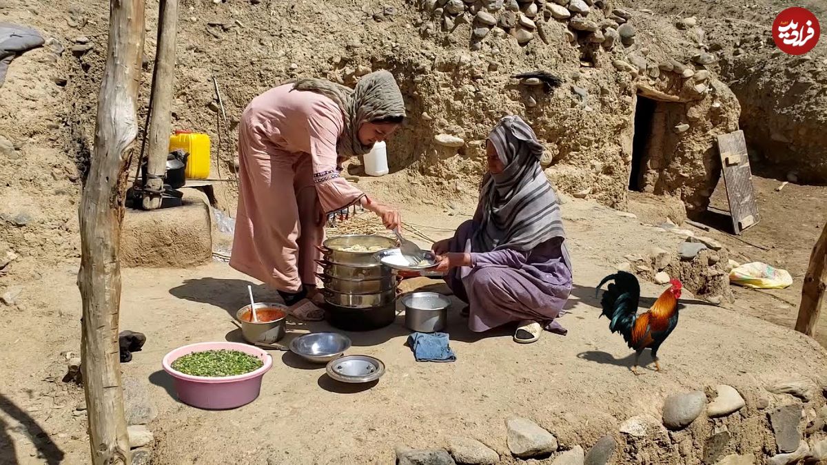 (ویدئو) زندگی روستایی در افغانستان؛ پخت جالب چلو گوشت توسط دو زن روستایی