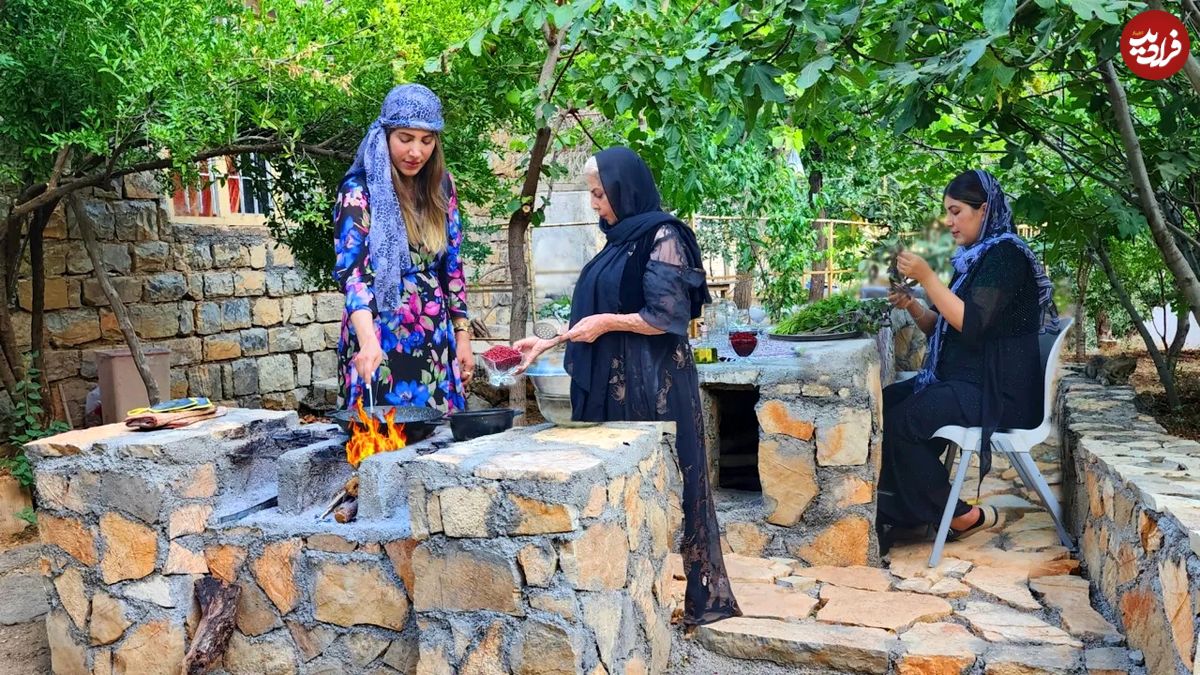 (ویدئو) پخت دیدنی مرغ سرخ شده با سس زرشک توسط مادر و دختران روستاییِ کردستانی