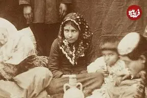عکس| سفر زمان؛ دختران جوان عهد قاجار سر سفرۀ ناهار