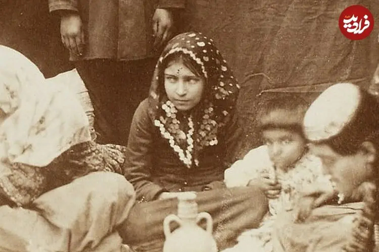 عکس| سفر زمان؛ دختران جوان عهد قاجار سر سفرۀ ناهار