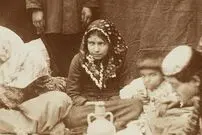 عکس| سفر زمان؛ دختران جوان عهد قاجار سر سفرۀ ناهار
