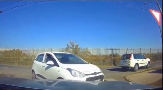 ( ویدیو) لحظه شروع یک سرقت از یک خودرو؛ حرکت هوشمندانه راننده برای مقابله با سارقین