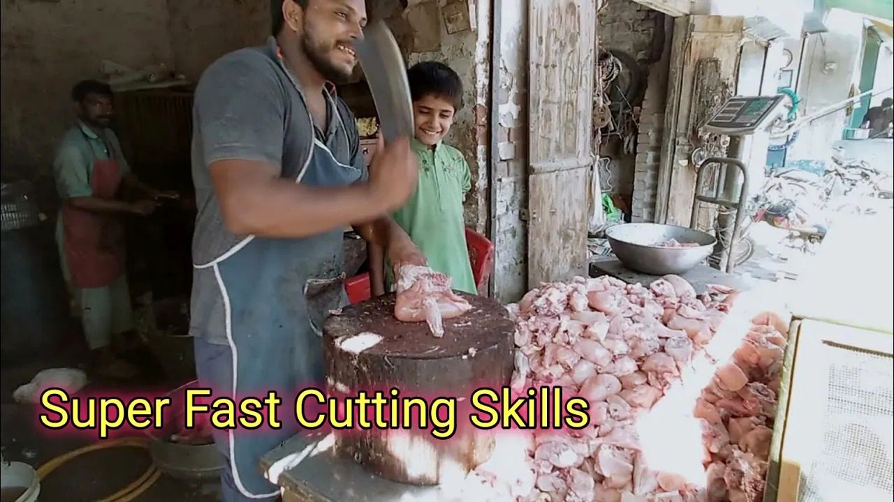 (ویدئو) مهارت خیره کننده این استاد پاکستانی در برش زدن سرعتی مرغ