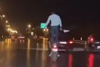 ( ویدیو) حرکت عجیب مرد موتور سوار وسط خیابان‌!
