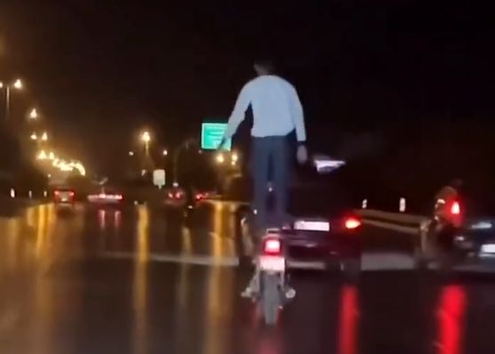 ( ویدیو) حرکت عجیب مرد موتور سوار وسط خیابان‌!