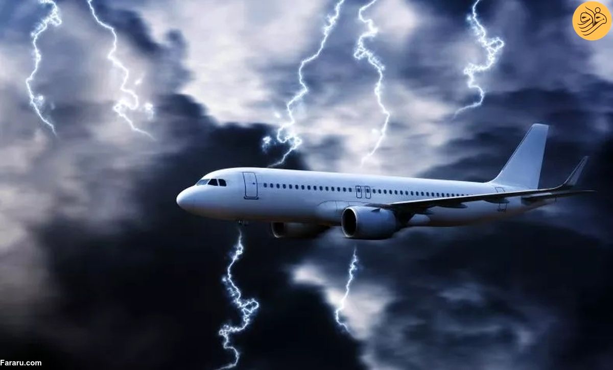 (ویدئو) نمای کابین خلبان هنگام فرود هواپیما در طوفان و رعد و برق