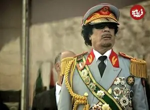 عکس| سفر در زمان؛ «معمر قذافی» در حال پیاده شدن از هواپیما؛ سال 1356