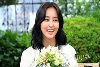 عکس| سفر زمان؛ «سوسانو» و شوهرش در تالار عروسی در حال نشان دادن «قلب» به مهمانان