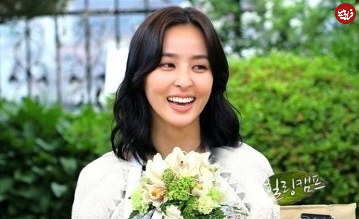 عکس| سفر زمان؛ «سوسانو» و شوهرش در تالار عروسی در حال نشان دادن «قلب» به مهمانان