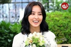 عکس| سفر زمان؛ «سوسانو» و شوهرش در تالار عروسی در حال نشان دادن «قلب» به مهمانان