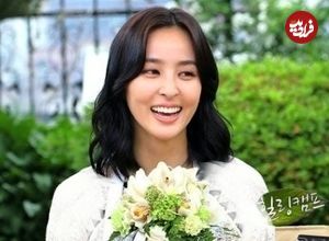 عکس| سفر زمان؛ «سوسانو» و شوهرش در تالار عروسی در حال نشان دادن «قلب» به مهمانان