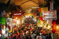 عکس| سفر زمان؛ چند جوان در حال دل و جگر خوردن در مقابل بازار بزرگ تهران؛ سال 57
