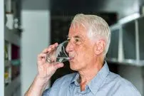 آیا صبح‌ها باید آب بخوریم؟ | چه زمانی برای نوشیدن آب مناسب است؟