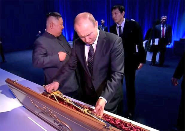 ( ویدیو) پیدا شدن میکروفون جاسوسی در شمشیر اهدایی رهبر کره شمالی به پوتین