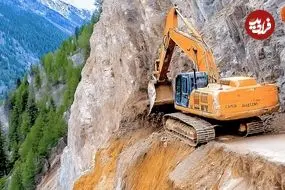 ببینید| مهارت فوق العاده اپراتورهای بیل مکانیکی در ساخت جاده های کوهستانی
