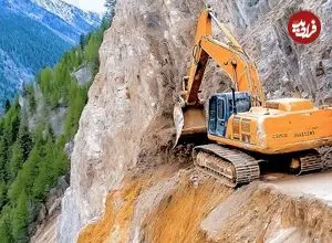 ببینید| مهارت فوق العاده اپراتورهای بیل مکانیکی در ساخت جاده های کوهستانی