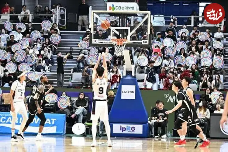 ببینید| ترفند عجیب هواداران بسکتبال برای برهم زدن تمرکز بازیکنان حریف