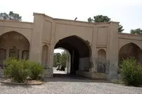 عکس| سفر به ایران قدیم؛ کاروان شتر با بارش در بیرون کاروانسرای منظریه قم؛ 130 سال قبل
