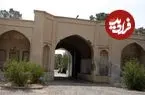 عکس| سفر به ایران قدیم؛ کاروان شتر با بارش در بیرون کاروانسرای منظریه قم؛ 130 سال قبل