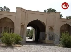عکس| سفر به ایران قدیم؛ کاروان شتر با بارش در بیرون کاروانسرای منظریه قم؛ 130 سال قبل