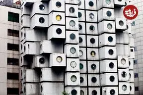 زندگی در کپسول ۱۰ متری؛ در این ساختمان به جای اسباب‌کشی، خانه‌تان را «ارتقا» می‌دادید