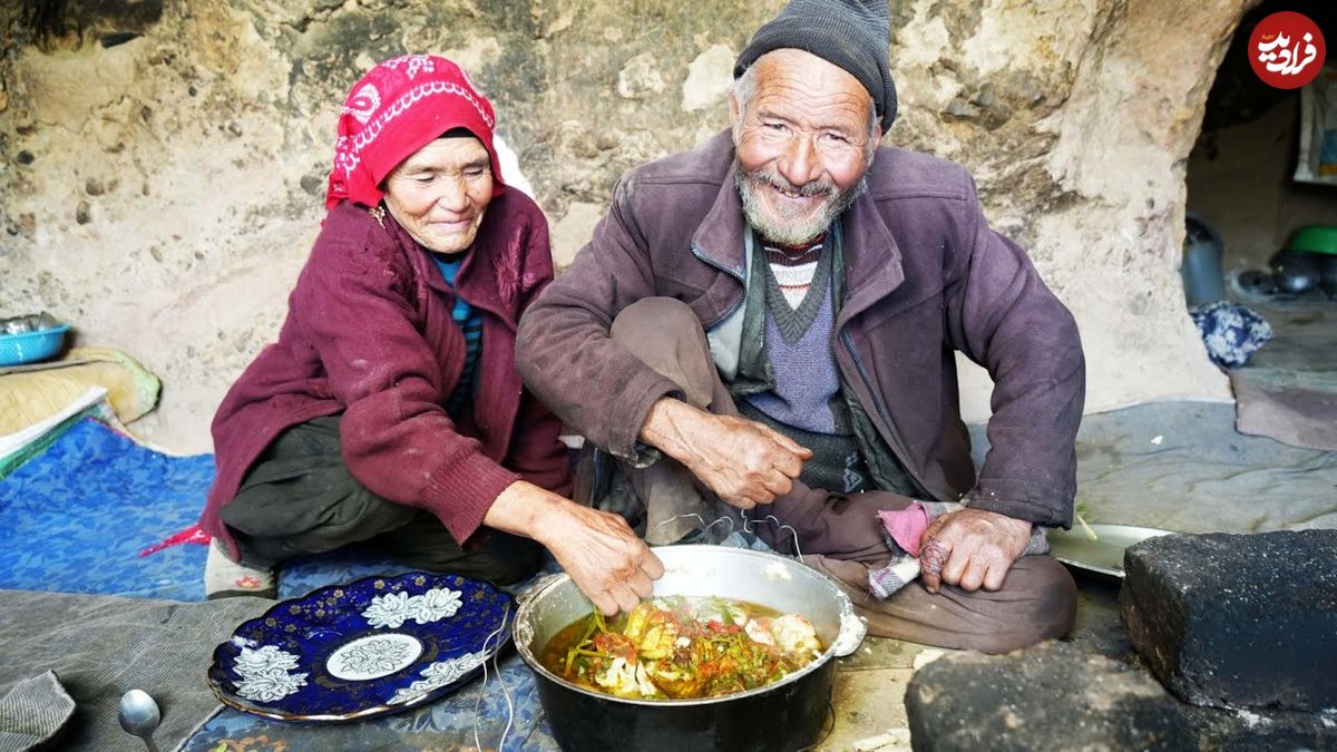 (ویدئو) پخت تماشایی دمپخت محلی توسط زوج مسن غارنشین افغانستانی