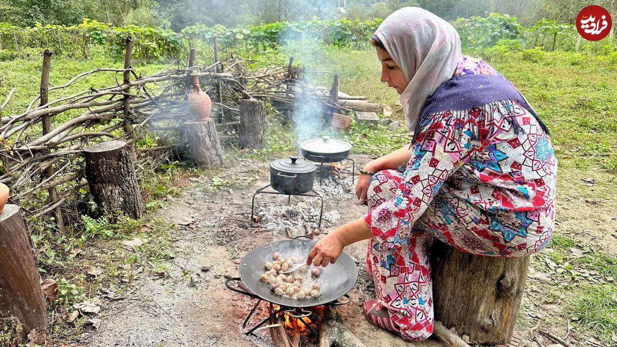 (ویدئو) پخت خورشت فسنجان با گوشت چرخ کرده در طبیعت زیبای مازندران