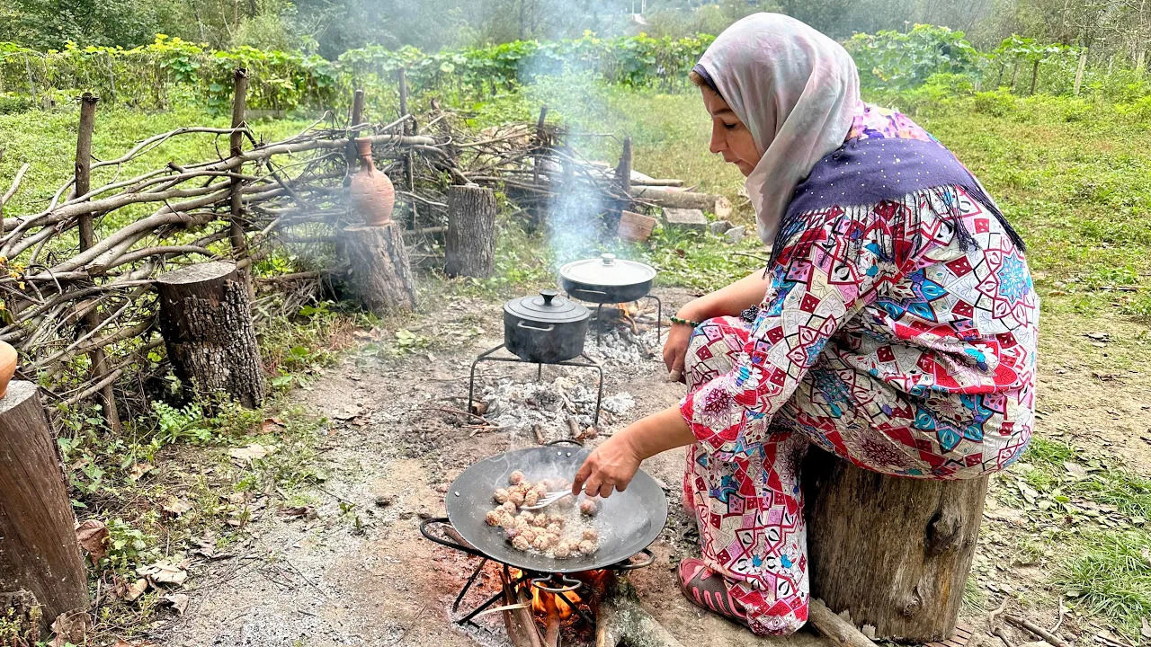 (ویدئو) پخت خورشت فسنجان با گوشت چرخ کرده در طبیعت زیبای مازندران