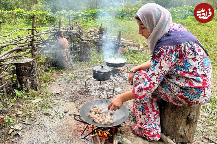 (ویدئو) پخت خورشت فسنجان با گوشت چرخ کرده در طبیعت زیبای مازندران