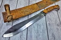 ببینید| مراحل ساخت چاقوی بولو با استفاده از فنر زنگ زده کامیون به روش آهنگر روس