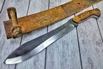 ببینید| مراحل ساخت چاقوی بولو با استفاده از فنر زنگ زده کامیون به روش آهنگر روس