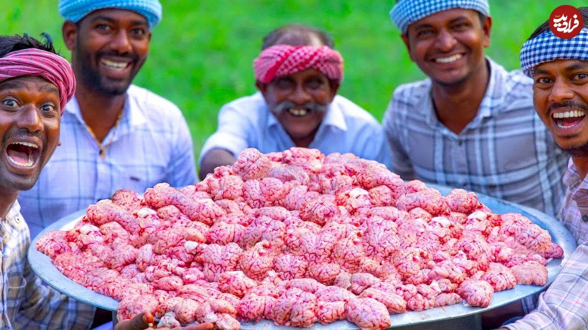 (ویدئو) غذای روستایی؛ پخت تماشایی 100 مغز بز به سبک 5 مرد روستایی مشهور هندی