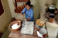 ببینید؛ غذای روستایی در هند؛ پخت یک غذای سنتی با آرد گندم در ساقه های بامبو