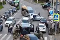 ببینید| لحظه کمین و دستگیری غافلگیرکننده رئیس باند مافیایی توسط نیروهای امنیتی