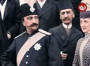 عکس| سفر زمان؛ ناصرالدین شاه در حال بررسی هدیه‌ای که هندی‌ها برایش فرستاده بودند