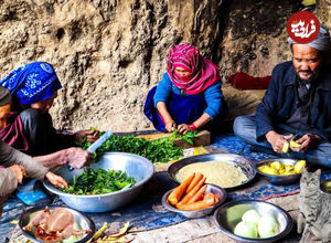 (ویدئو) غذای غارنشین ها در افغانستان؛ پخت یک چلو مرغ متفاوت