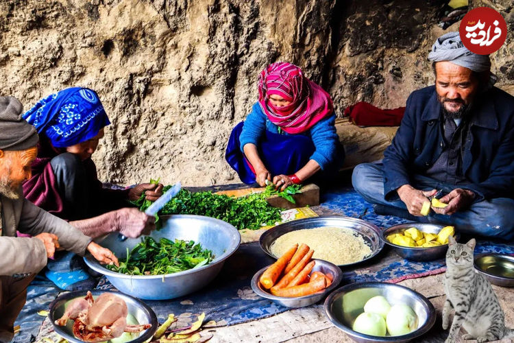 (ویدئو) غذای غارنشین ها در افغانستان؛ پخت یک چلو مرغ متفاوت