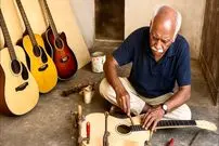 ببینید| فرآیند ساخت گیتار آکوستیک با چوب توسط استاد 70 ساله پاکستانی
