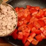 ببینید| طرز تهیه یک غذای متفاوت با تن ماهی و گوجه به روش چینی ها