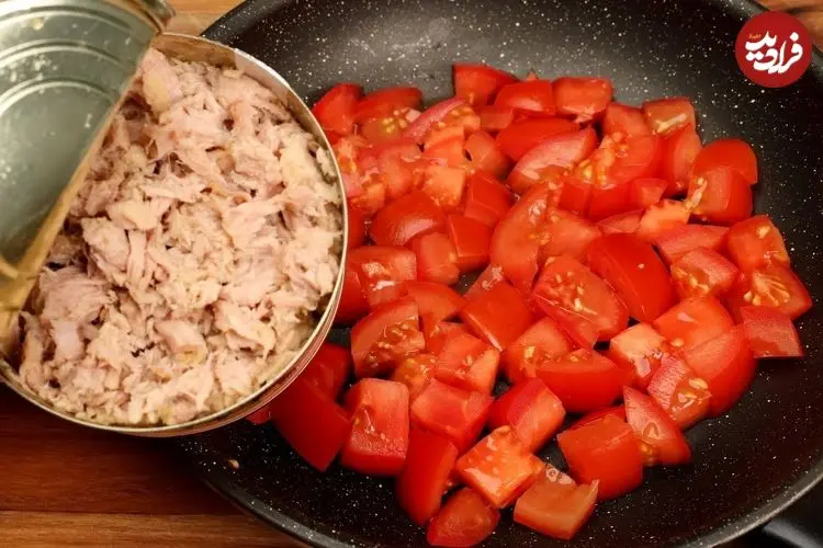 ببینید| طرز تهیه یک غذای متفاوت با تن ماهی و گوجه به روش چینی ها