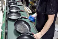 (ویدئو) فرآیند ساخت ماهیتابه نچسب شگفت انگیز در کارخانه کره ای 