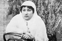 عکس| سفر زمان؛ عکس آتلیه‌ای عروس ایرانی با دسته گل؛ صد سال قبل