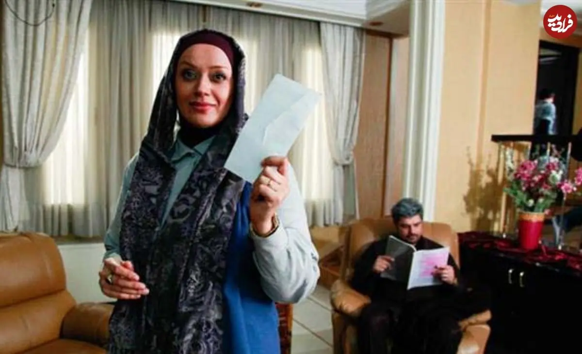 عکس| سفر زمان؛ «الهام چرخنده» در حال امضا کردن پوستر سریال «آوای باران»