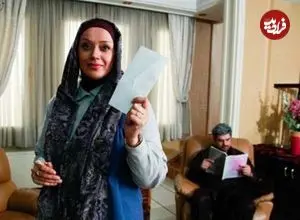 عکس| سفر زمان؛ «الهام چرخنده» در حال امضا کردن پوستر سریال «آوای باران»