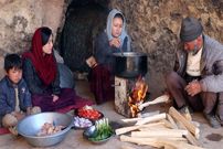 ببینید؛ غذای روستایی در افغانستان؛ پخت خوراک مرغ و نان محلی  در غار