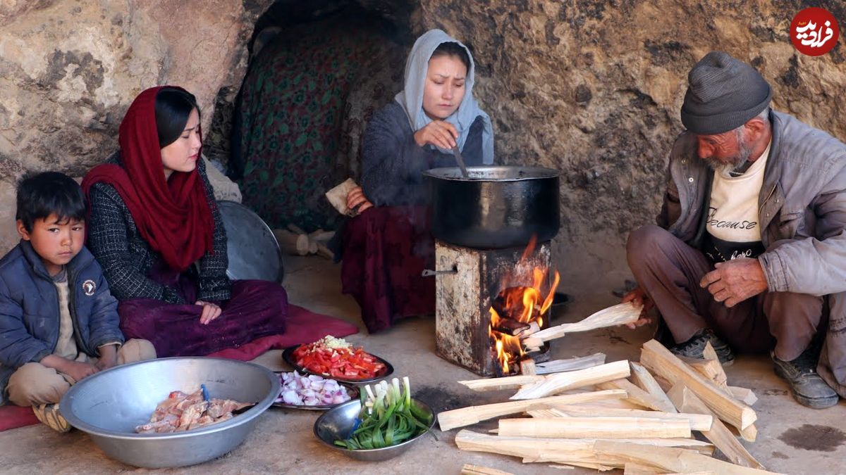 ببینید؛ غذای روستایی در افغانستان؛ پخت خوراک مرغ و نان محلی در غار
