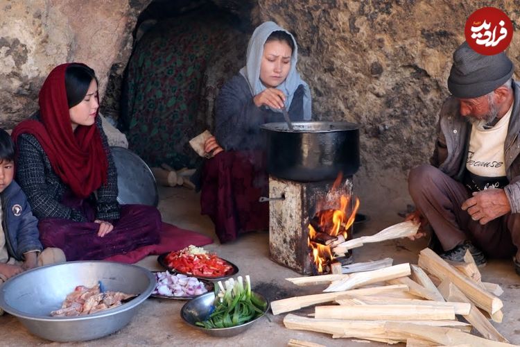 ببینید؛ غذای روستایی در افغانستان؛ پخت خوراک مرغ و نان محلی  در غار